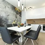 Yuki 2br W Balcony And Parking Near Old Town Lägenhet *