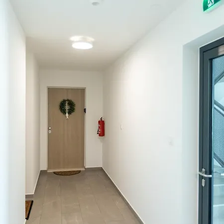 Yuki 2br W Balcony And Parking Near Old Town דירה
