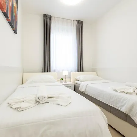 Yuki 2br W Balcony And Parking Near Old Town * זאדאר