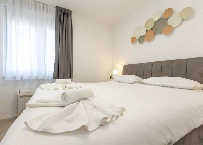 Yuki 2br W Balcony And Parking Near Old Town דירה *