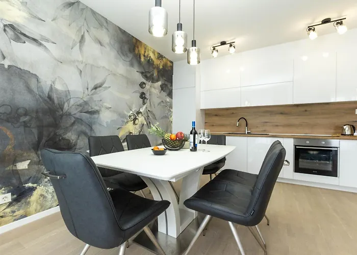 Yuki 2br W Balcony And Parking Near Old Town דירה *