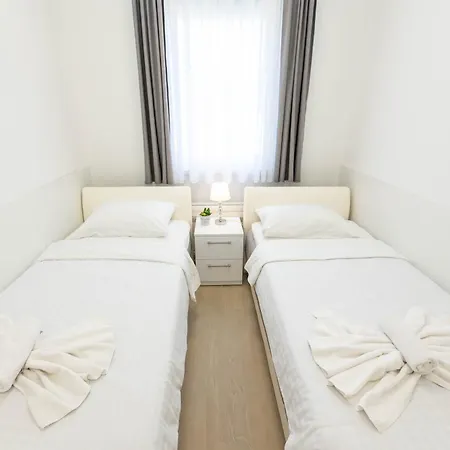 Yuki 2br W Balcony And Parking Near Old Town Apartment