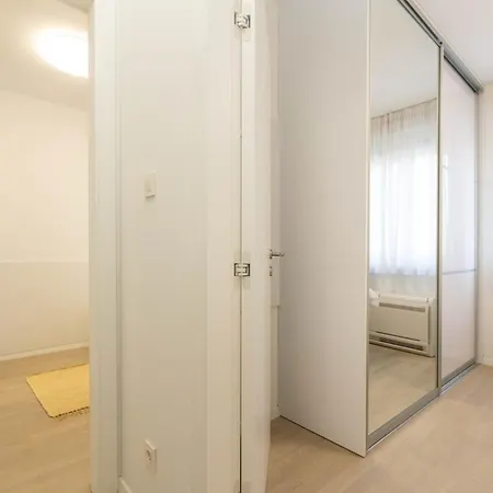 Yuki 2br W Balcony And Parking Near Old Town Appartamento Zara