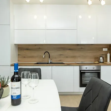 Yuki 2br W Balcony And Parking Near Old Town * Zara