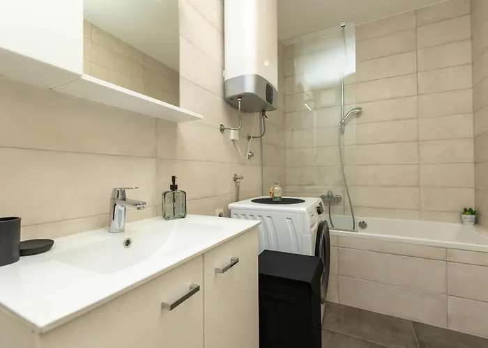 Lägenhet Yuki 2br W Balcony And Parking Near Old Town