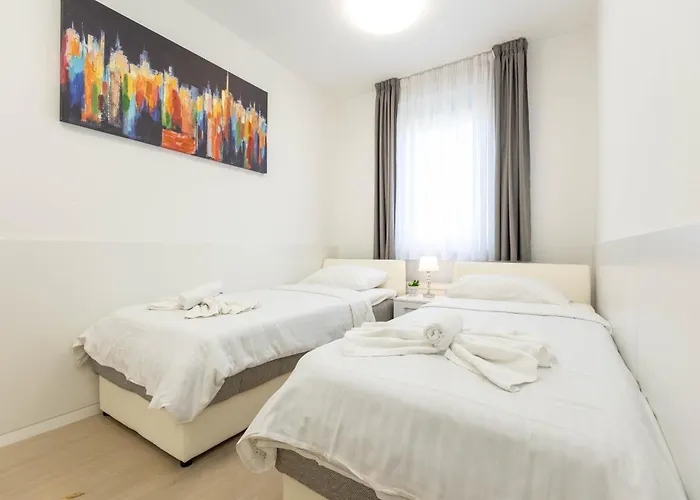 Yuki 2br W Balcony And Parking Near Old Town Lägenhet