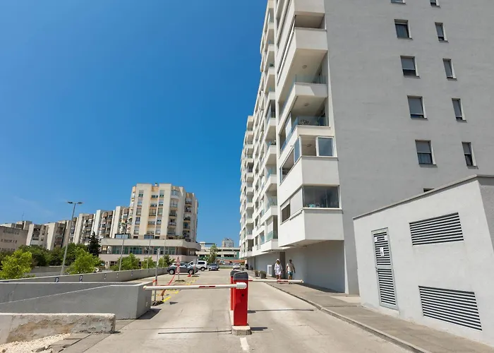 Lejlighed Yuki 2br W Balcony And Parking Near Old Town *