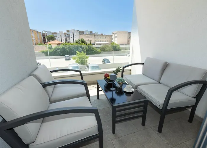 Lägenhet Yuki 2br W Balcony And Parking Near Old Town *